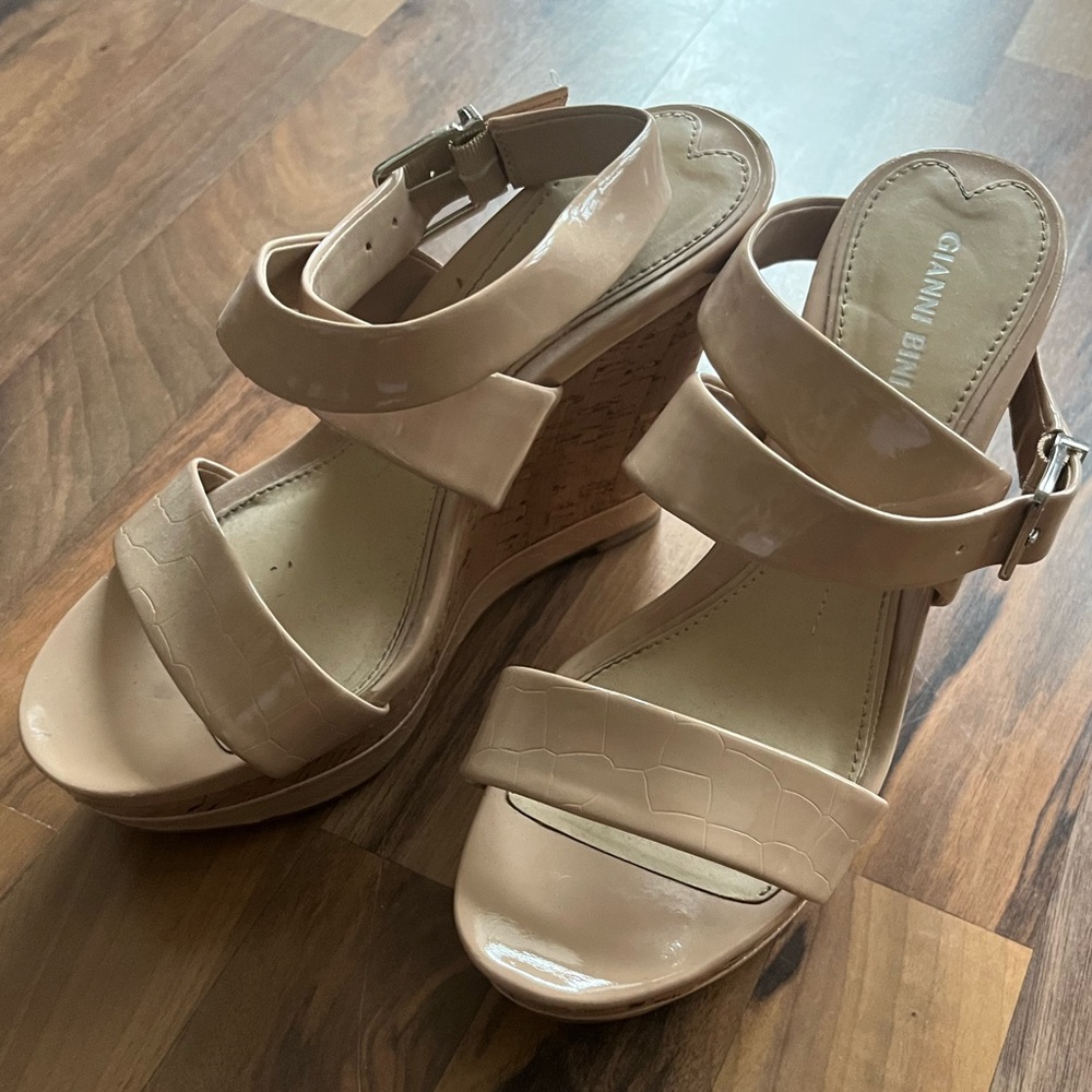 Gianni Bini nude wedges
